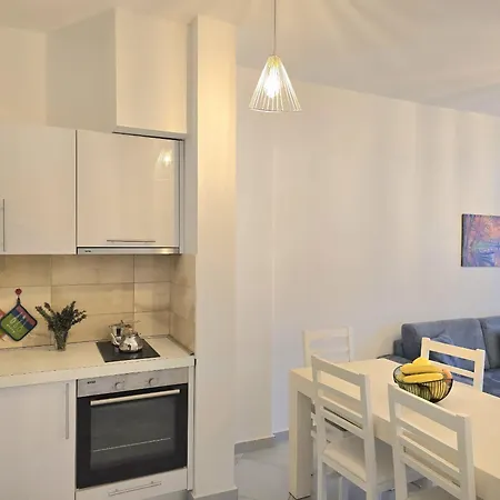 Lura 2 Homes 242 *