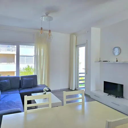 Lura 2 Homes 242 *