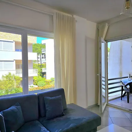 Lura 2 Homes 242 *